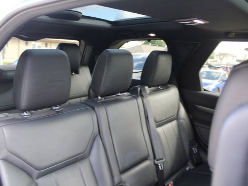 Used 2019 Land Rover Discovery SE AWD/4WD image 11