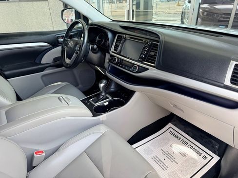 Used 2019 Toyota Highlander XLE image 24