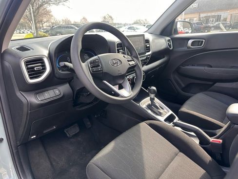 Certified 2025 Hyundai Venue SE image 17