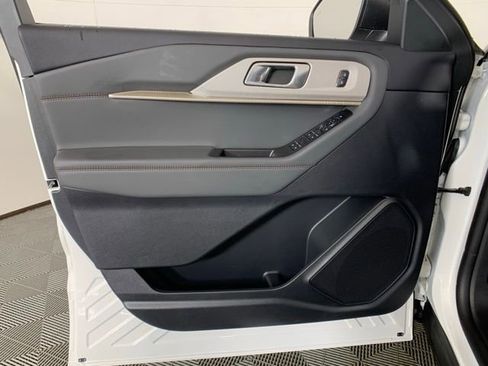 Used 2025 Ford Explorer Active image 34