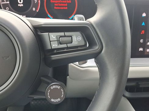 Used 2025 Porsche Cayenne image 25