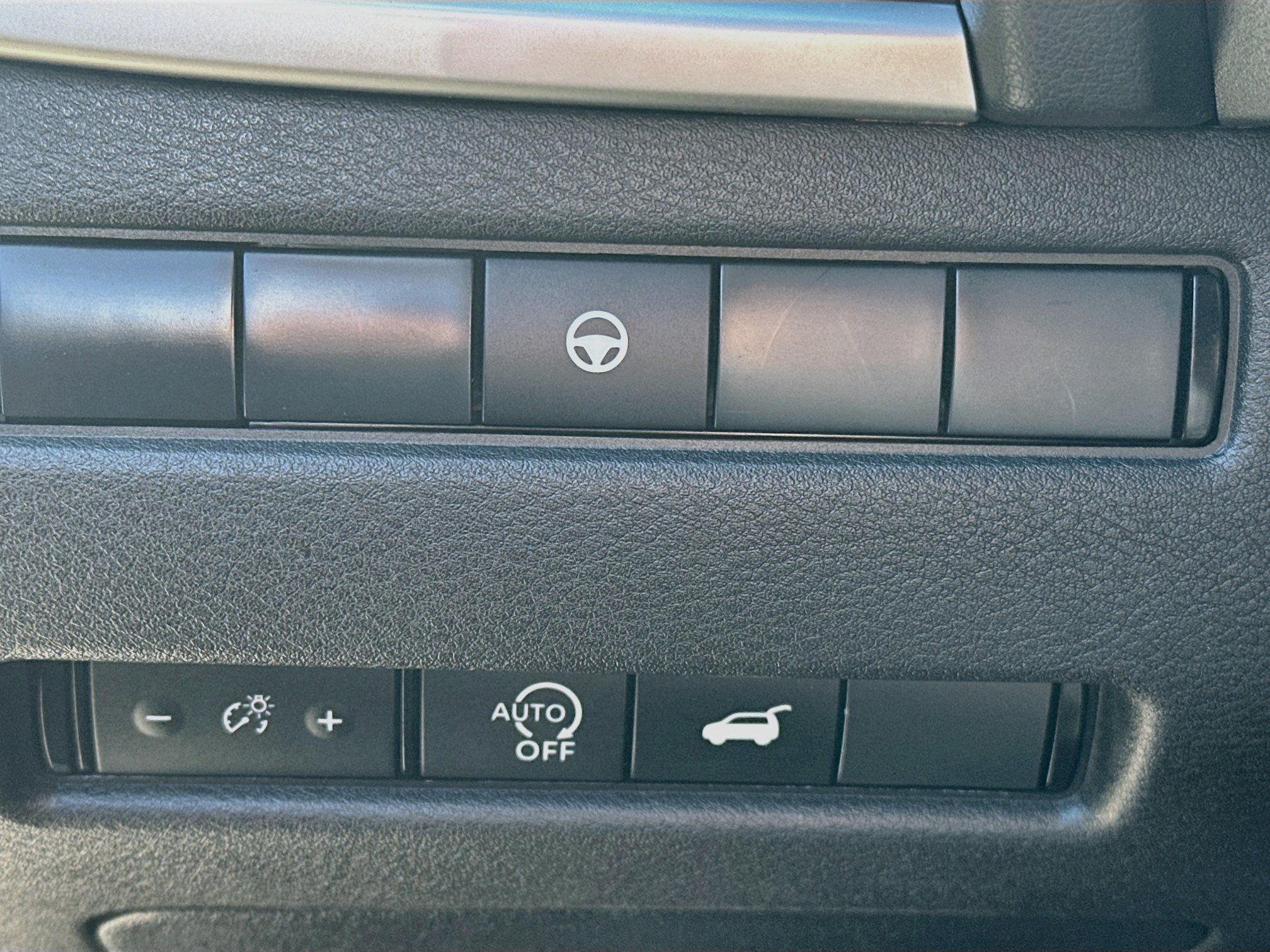 Used 2025 Nissan Rogue SV AWD/4WD image 16