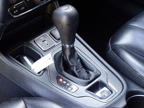Used 2019 Jeep Cherokee Latitude Plus FWD image 15