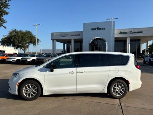 Used 2024 Chrysler Pacifica Touring-L FWD image 8