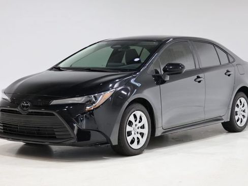 Used 2025 Toyota Corolla LE FWD image 3