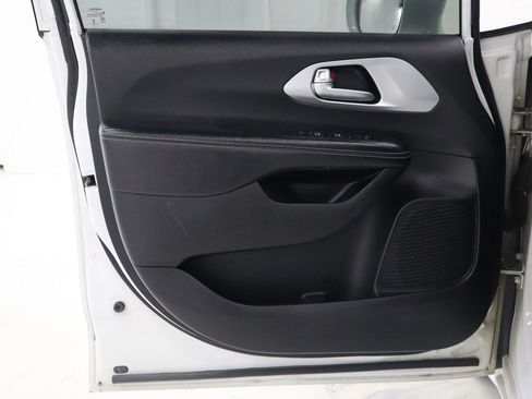 Used 2018 Chrysler Pacifica Touring-L Plus w/ Advanced Safetytec Group FWD image 9