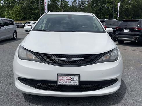 Used 2022 Chrysler Voyager LX FWD image 6