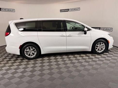 Used 2023 Chrysler Pacifica Touring-L FWD image 7
