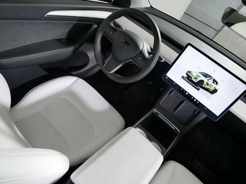 Used 2023 Tesla Model Y Long Range image 9