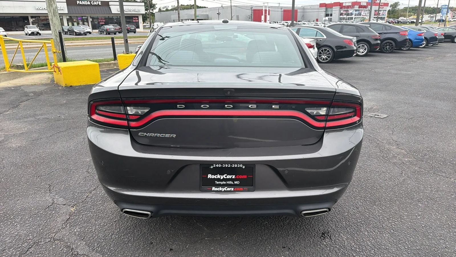 Used 2019 Dodge Charger SXT RWD image 4