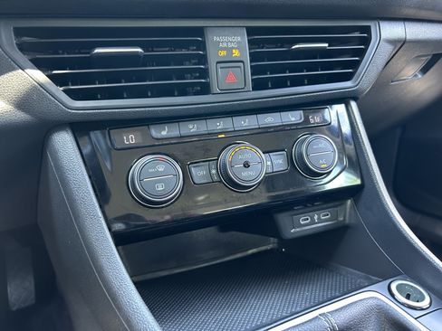 Used 2024 Volkswagen Jetta SE FWD image 23