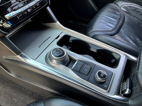 Used 2022 Ford Explorer Platinum w/ Technology Package image 18