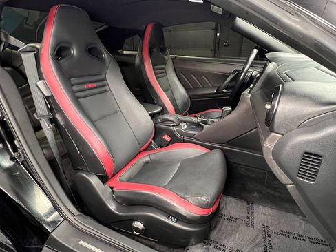 Used 2019 Nissan GT-R Premium w/ Premium Interior Package AWD/4WD image 7
