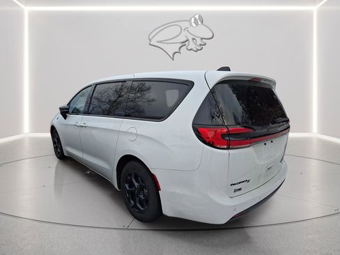 Used 2023 Chrysler Pacifica Limited w/ S Appearance Package image 2