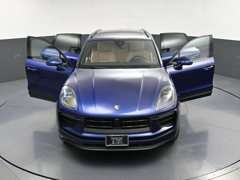Certified 2025 Porsche Macan AWD/4WD image 32