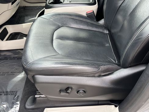 Used 2022 Chrysler Pacifica Touring-L FWD image 29
