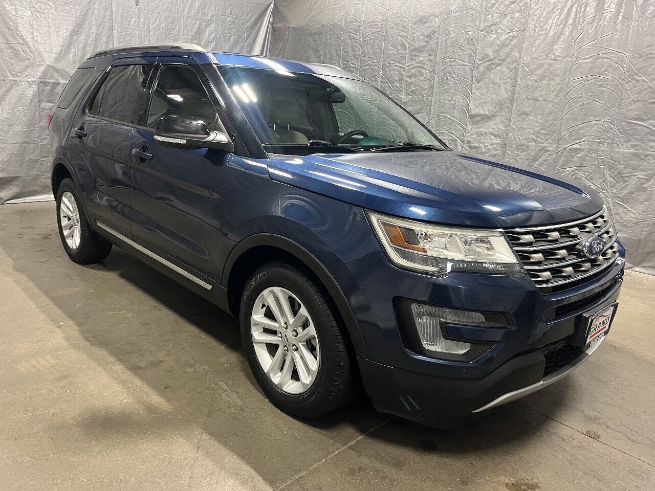 Used 2016 Ford Explorer XLT w/ Equipment Group 202A FWD image 1