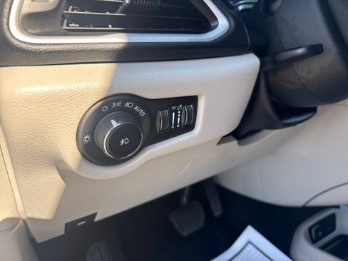 Used 2023 Chrysler Pacifica Touring-L FWD image 17