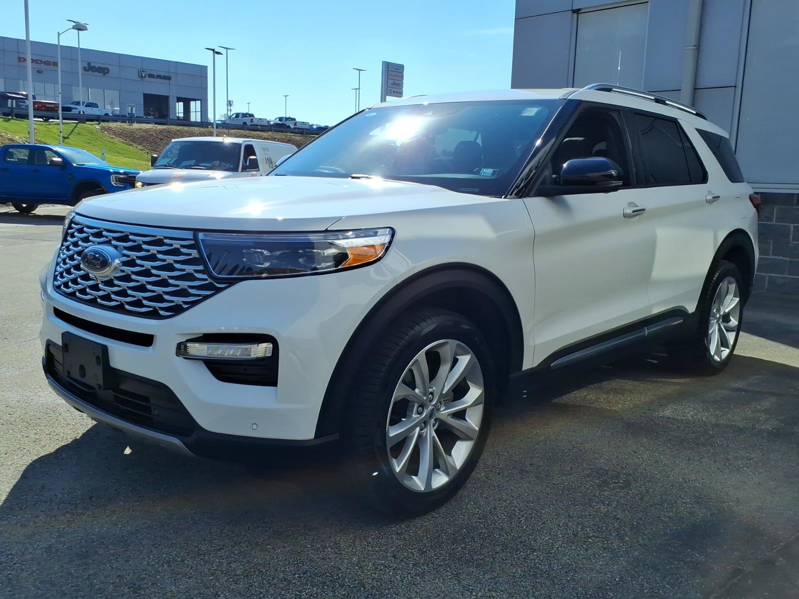Certified 2023 Ford Explorer Platinum w/ Technology Package AWD/4WD image 3
