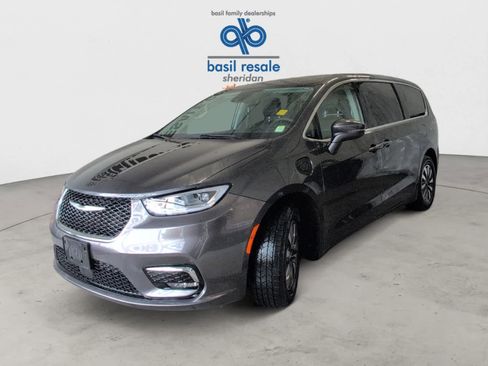 Used 2022 Chrysler Pacifica Touring-L image 2