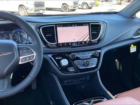 New 2026 Chrysler Pacifica Pinnacle image 5