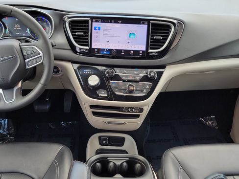Used 2024 Chrysler Pacifica Touring-L FWD image 15