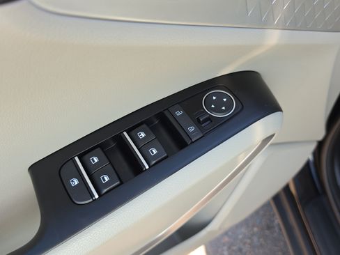 Certified 2025 Kia Soul LX FWD image 18