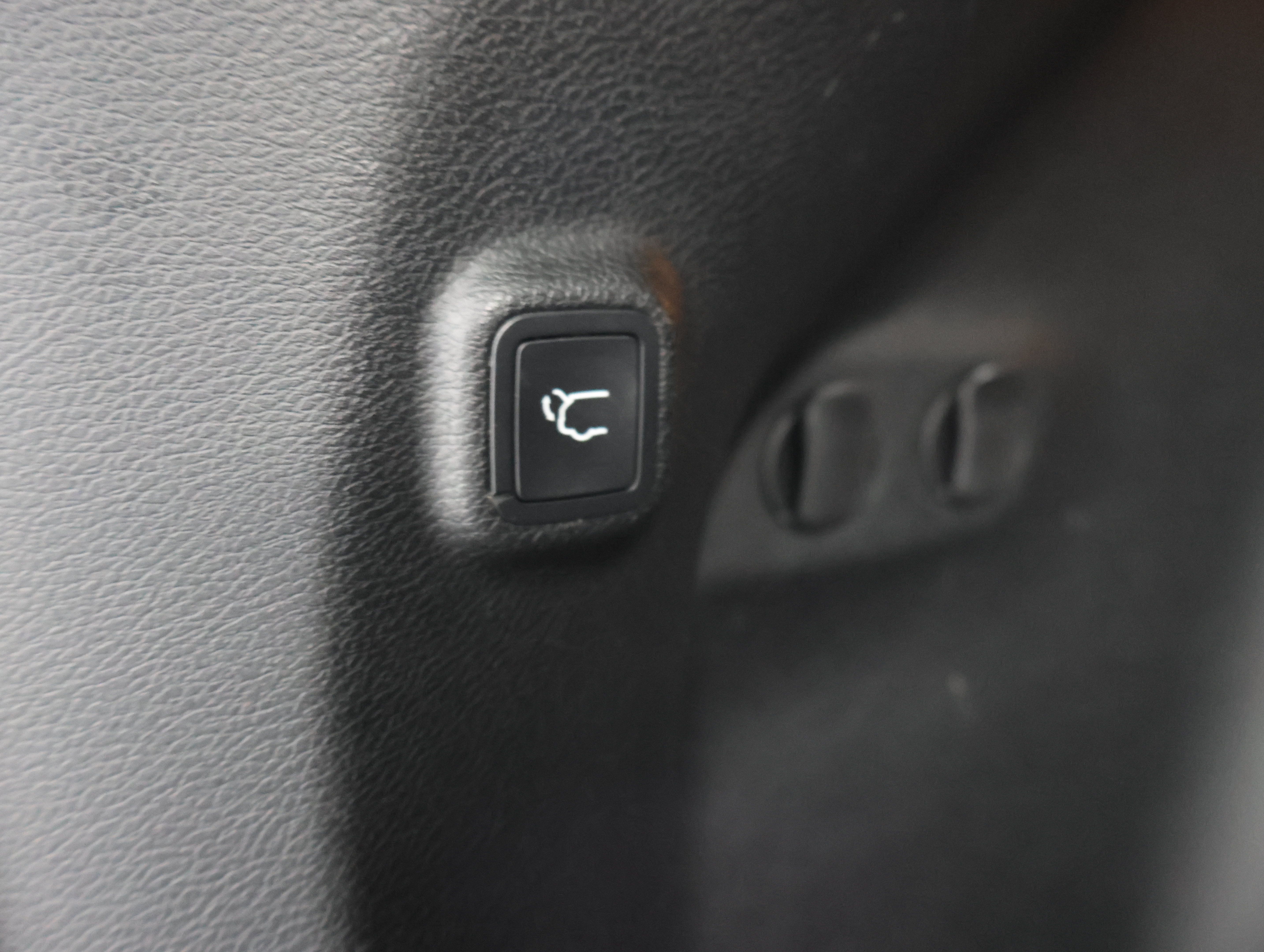 Used 2019 Jeep Cherokee Limited w/ Trailer Tow Group AWD/4WD image 31