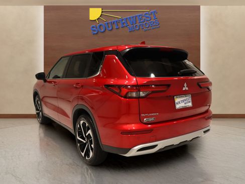 Used 2024 Mitsubishi Outlander SE image 2