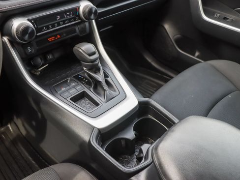 Used 2019 Toyota RAV4 LE FWD image 37