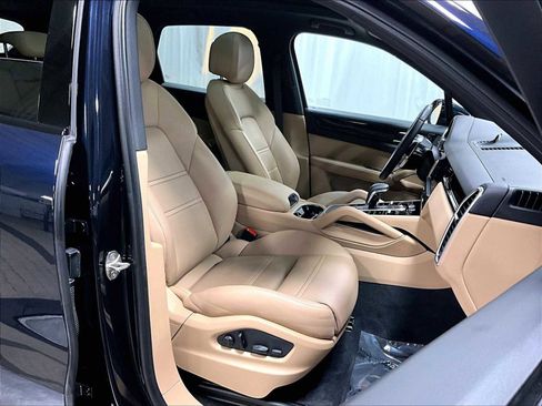 Used 2023 Porsche Cayenne image 30