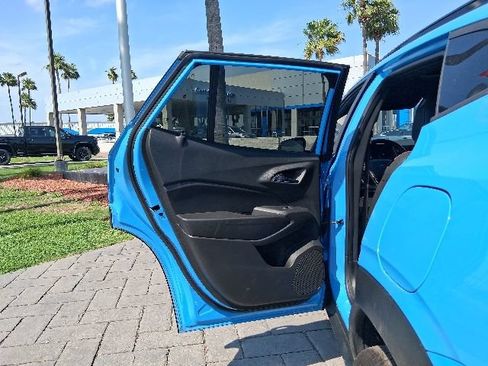 Used 2024 Chevrolet Trax RS w/ Sunroof Package FWD image 17