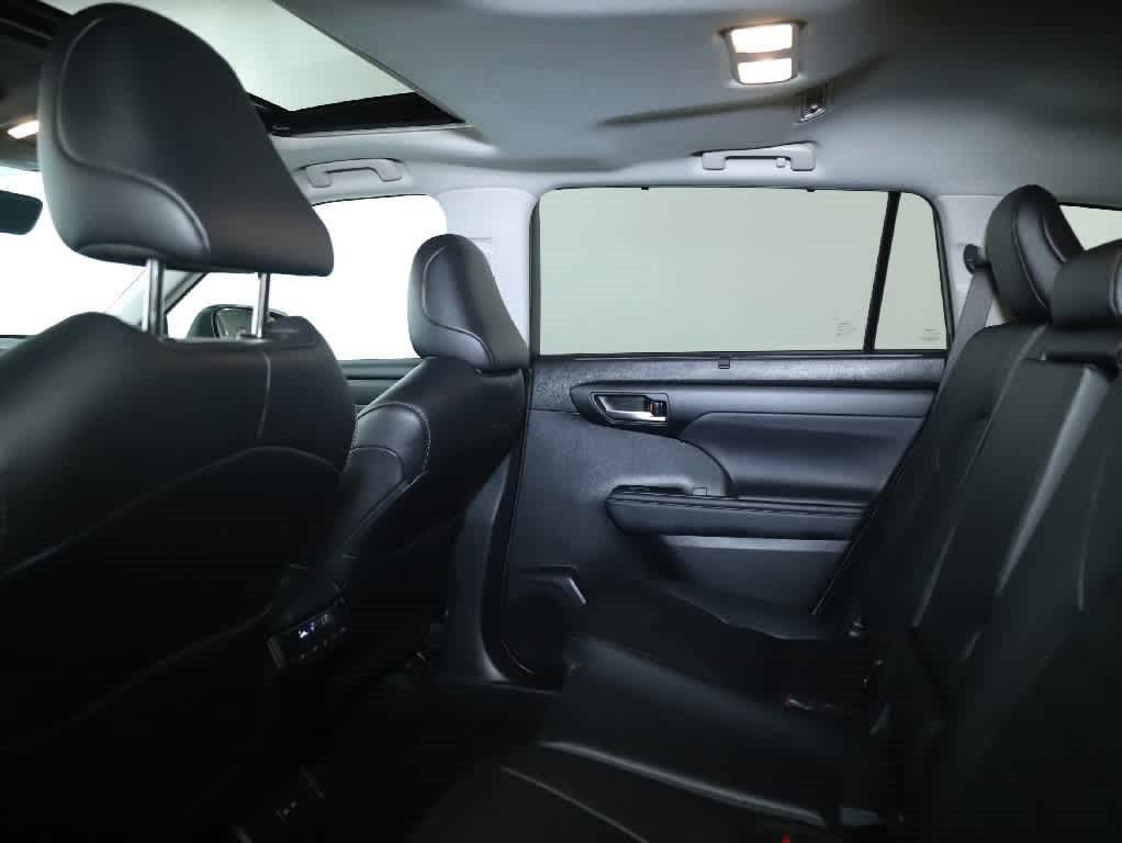 Used 2024 Toyota Highlander XLE AWD/4WD image 17