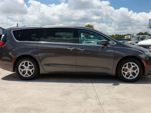 Used 2018 Chrysler Pacifica Touring Plus w/ Tire & Wheel Group FWD image 8