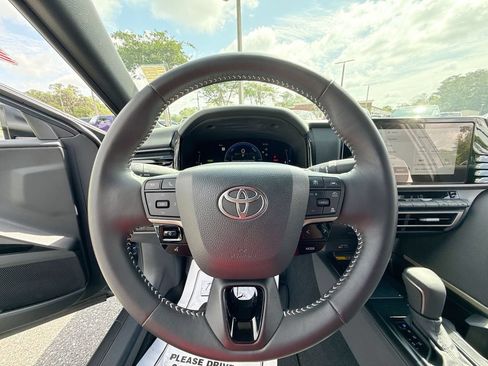 Used 2025 Toyota Camry SE FWD image 16