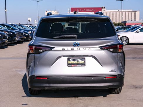 Certified 2024 Toyota Sienna XLE FWD image 5