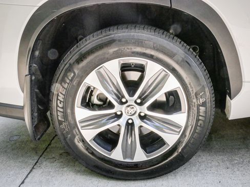 Used 2024 Toyota Highlander XLE FWD image 13