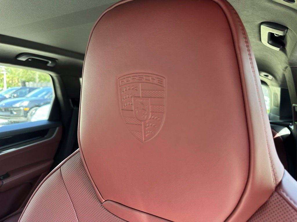 Certified 2025 Porsche Cayenne Turbo AWD/4WD image 18
