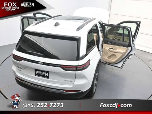 Used 2025 Jeep Grand Cherokee Limited AWD/4WD image 40