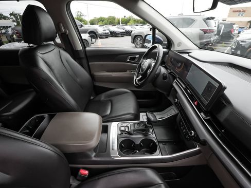 Used 2025 Kia Carnival EX FWD image 47