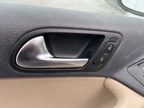 Used 2011 Volkswagen Tiguan 2WD image 23