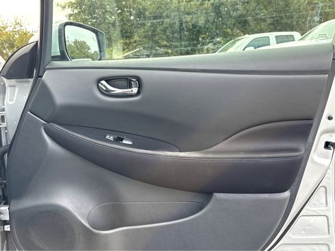 Used 2019 Nissan Leaf SV w/ SV Technology Package image 7