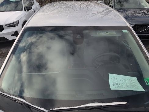 Used 2021 Chevrolet Equinox LS w/ LS Convenience Package image 2