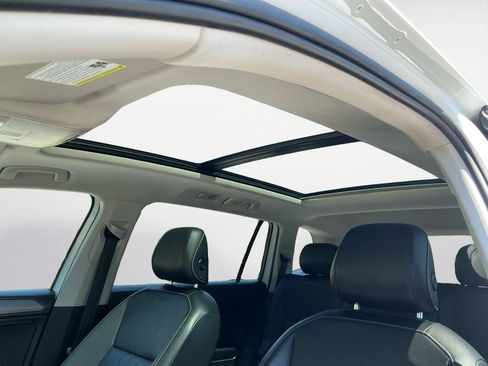 Used 2022 Volkswagen Tiguan SE w/ Panoramic Sunroof Package AWD/4WD image 9