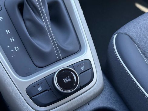 Used 2024 Hyundai Venue Limited FWD image 30