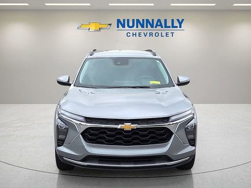 Used 2025 Chevrolet Trax LT FWD image 8