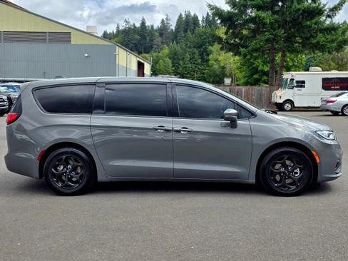 Used 2022 Chrysler Pacifica Limited w/ S Appearance Package FWD image 8