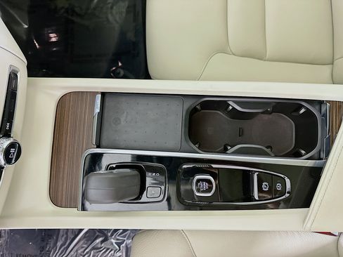 Used 2022 Volvo XC60 B5 Momentum image 22