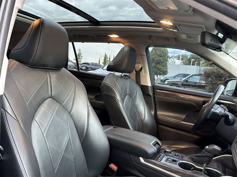 Used 2020 Toyota Highlander Platinum image 14