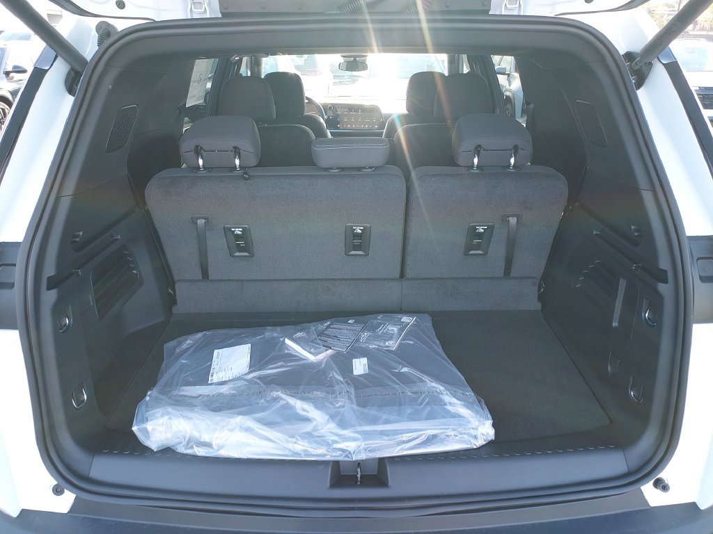 New 2027 Chevrolet Traverse LT FWD image 9